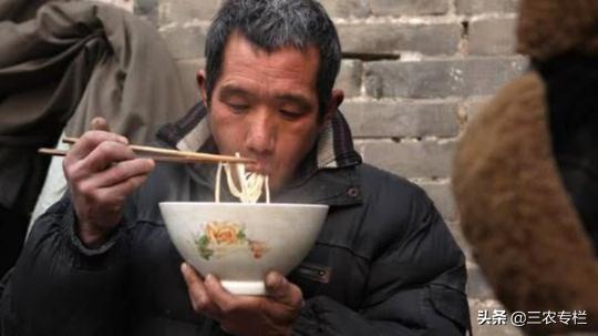 老农民吃瓜,回味无穷的乡村生活